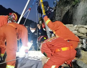 深井救援非常艱難，救援三腳架成消防隊員可靠后盾