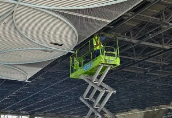 滬蘇湖高鐵練塘站建設(shè)中防墜器保護(hù)工人高處作業(yè)安全